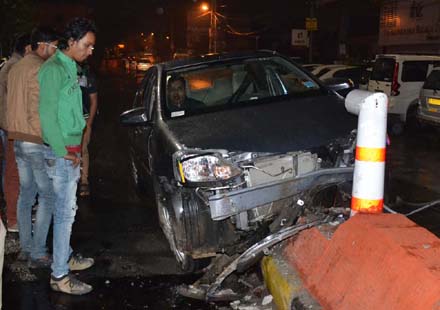 अनियंत्रित कार डिवाइडर पर चढ़ी