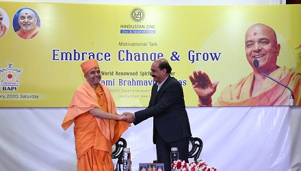 जीवन में बदलाव को सकारात्मक लें : स्वामी ब्रह्मविहारी दास