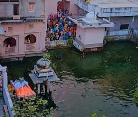 कुंड पर आपाधापी, दो महिलाएं डूबी