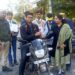 वाहन चालकों को पुष्प भेंट कर दी प्रेरणा