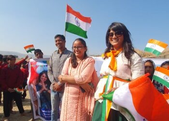गणतंत्र दिवस पर हर घर तिरंगा अभियान में बांटे तिरंगे और स्वेटर
