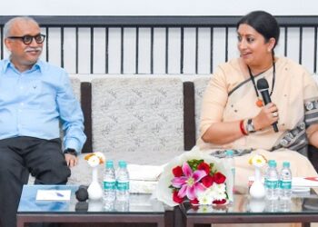 केंद्रीय मंत्री स्मृति ईरानी पहुंची आईआईएम उदयपुर