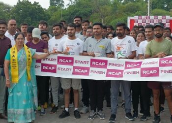 अच्छी सेहत की जागरूकता के लिये दौड़े फिजियोथैरेपी विद्यार्थी