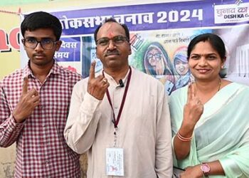 सजे-धजे मतदान केन्द्रों पर दिखा उत्सव का माहौल