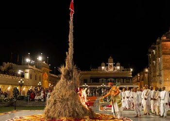 सिटी पैलेस में होलिका दीपन कर परंपरा निर्वहन