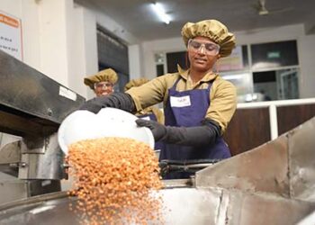 ग्रामीण महिलाओं को सशक्त बनाने में मील का पत्थर साबित हो रही सखी उत्पादन समिति