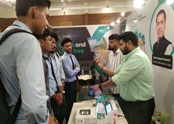 आत्मनिर्भर भारत की प्रगति देखने उमड़ रही भीड़