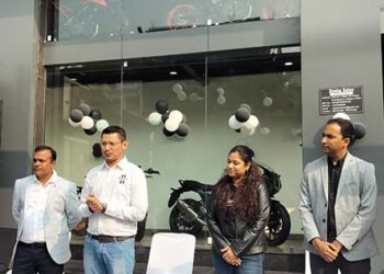 केटीएम व ट्रियूम्प मोटरसाईकिल शोरूम का उद्घाटन