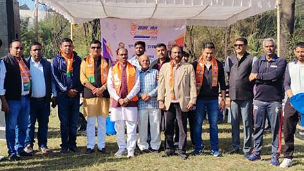 सांसद खेल महोत्सव में रावत व अन्य ने आजमाया बल्ले पर हाथ